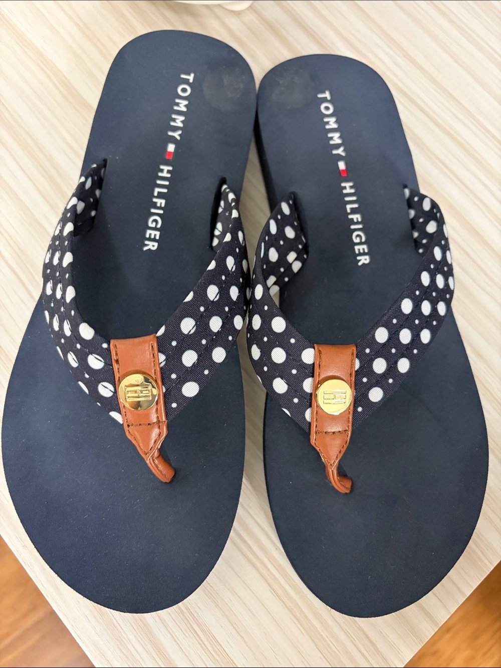 Tommy Hilfiger Navy Polka Dot Women’s  Flip Flops with Brown Accents!! EUC